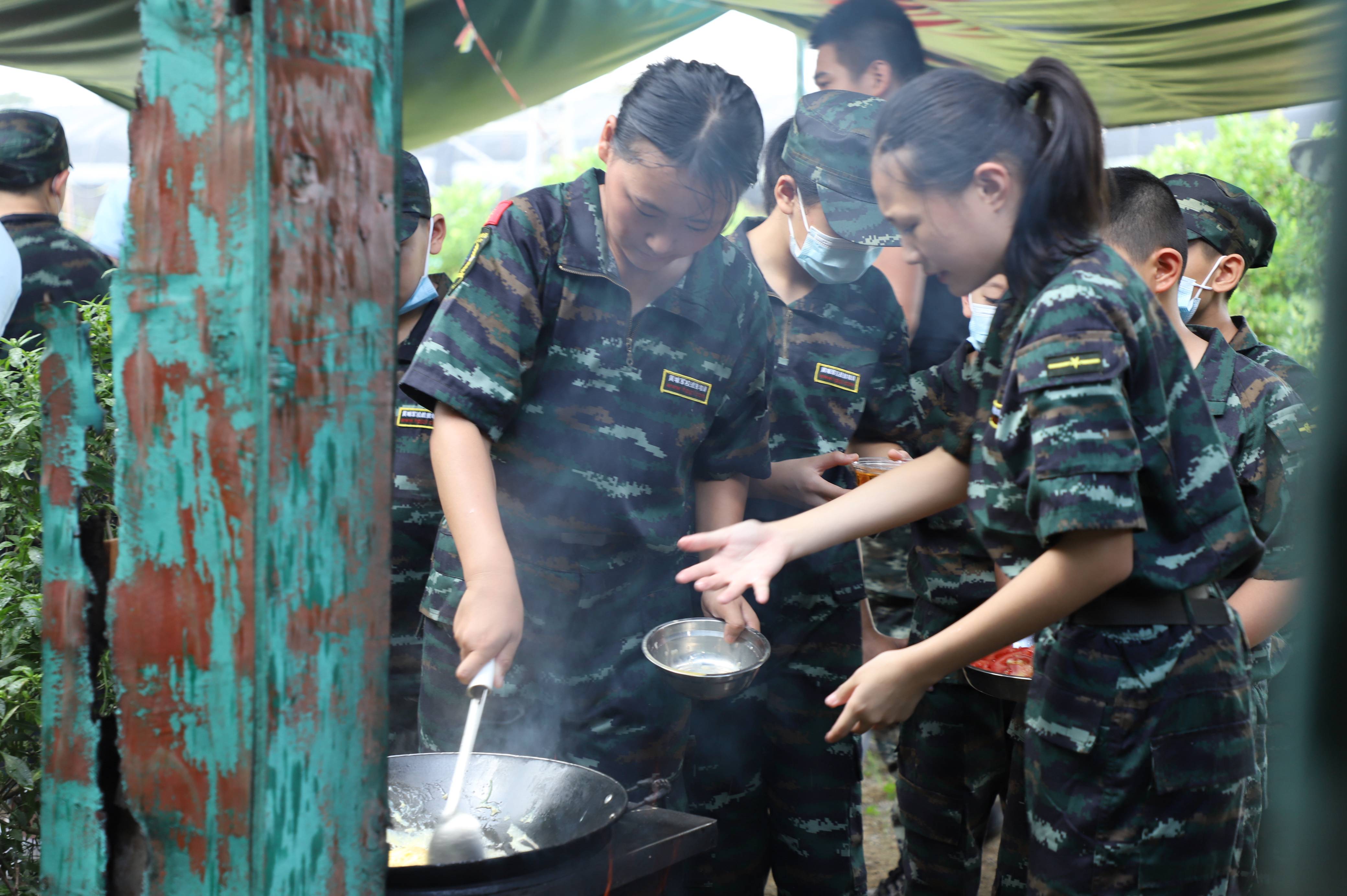 孩子夏令营军事化培训基地，中山35天孩子黄埔军事化夏令营培训案例