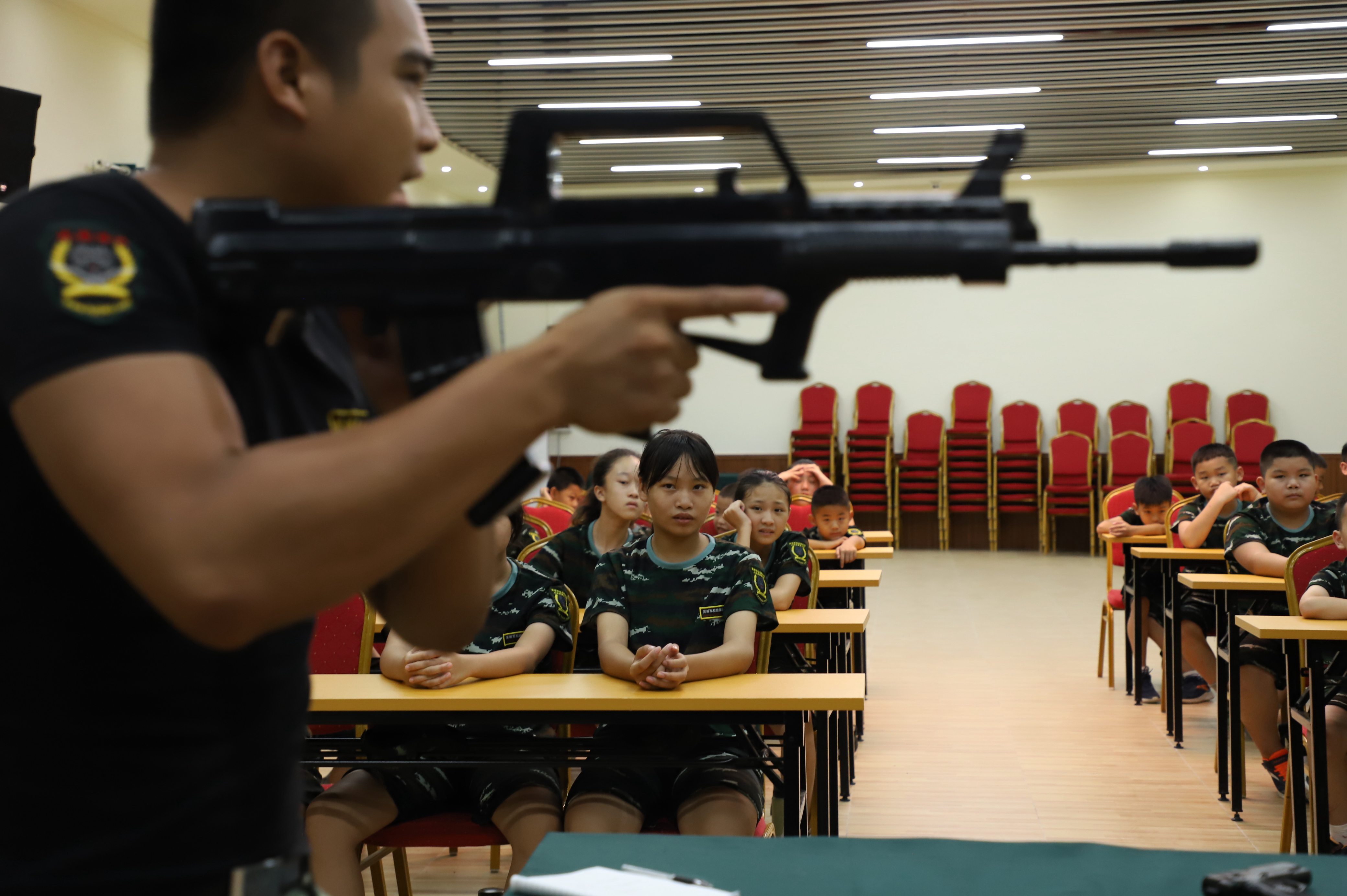 夏令营蜕变领袖军事图片，肇庆三十五天少年黄埔军事夏令营训练案例